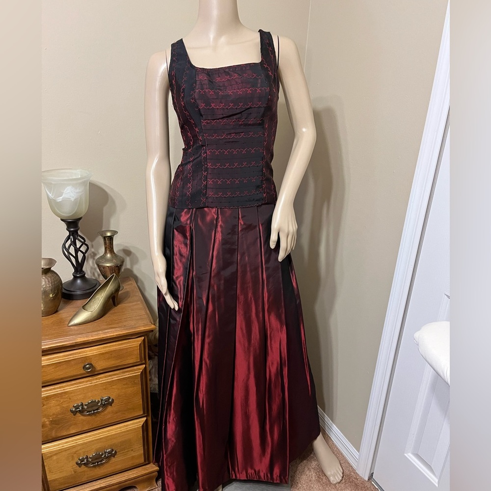 Versailles’s New York designer dress. Size 8. Pleated skirt and brocade top